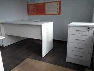 Белая офисная мебель для персонала